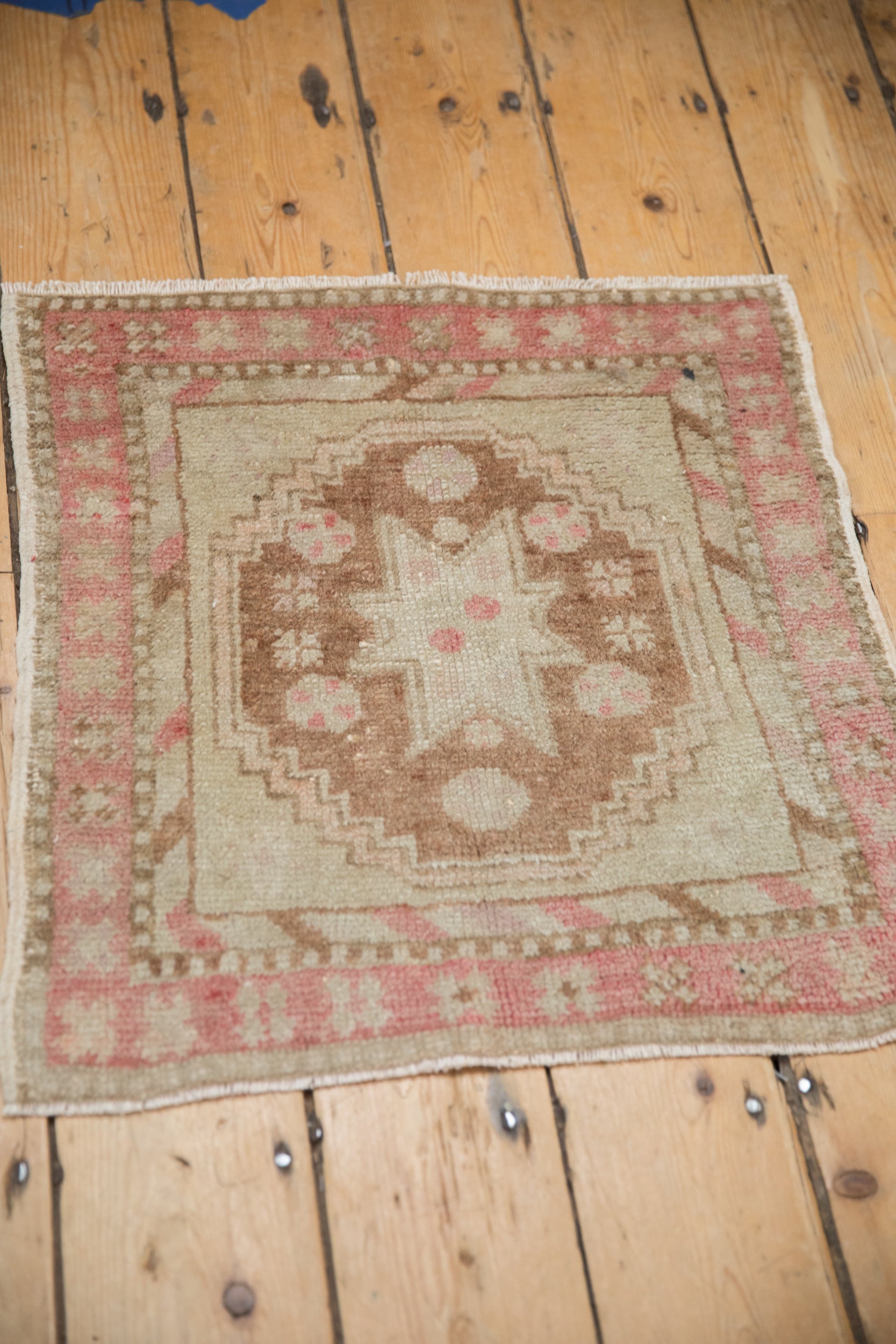 Vintage Distressed Oushak Square Rug Mat // ONH Item: 12234, Image 4