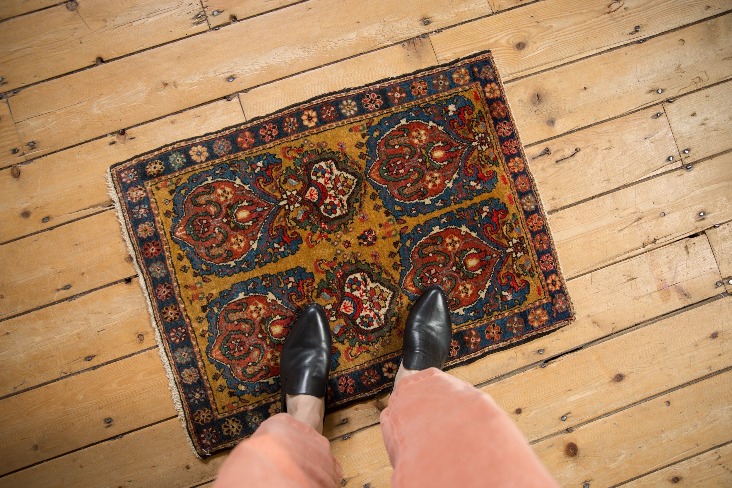 Antique Fine Farahan Sarouk Square Rug Mat // ONH Item: 12650, Image 1