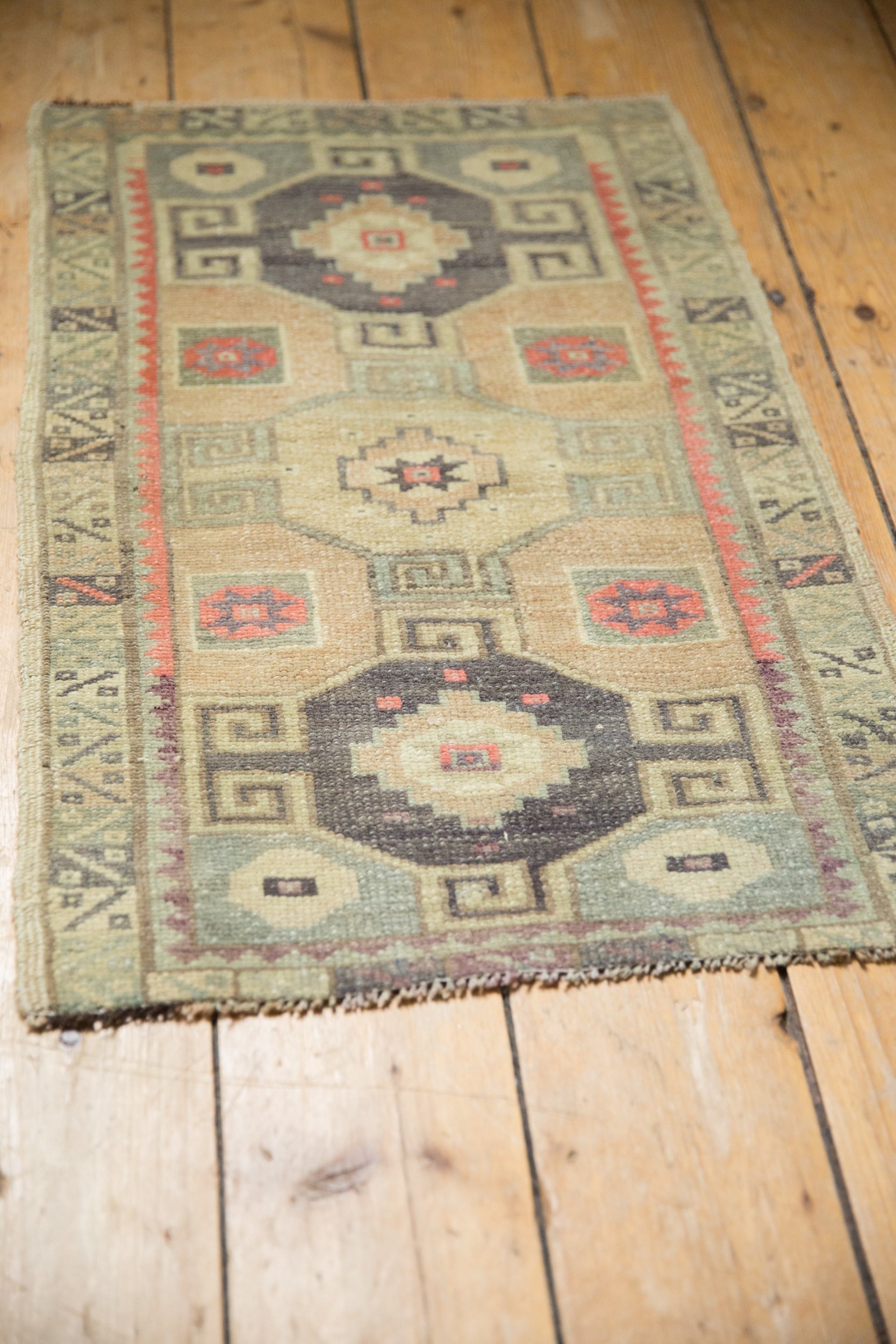 1.5x2.5 Vintage Distressed Kars Rug Mat // ONH Item 12993, Image 4