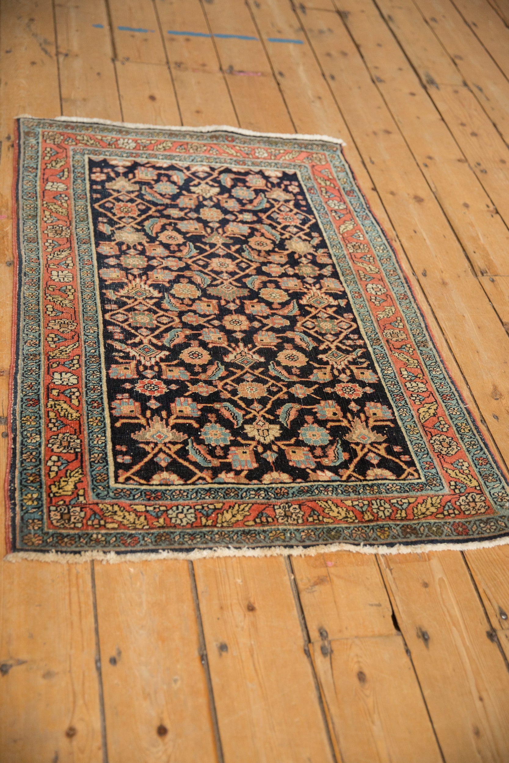 2.5x4 Antique Fine Serapi Rug // ONH Item: 7118, Image 3