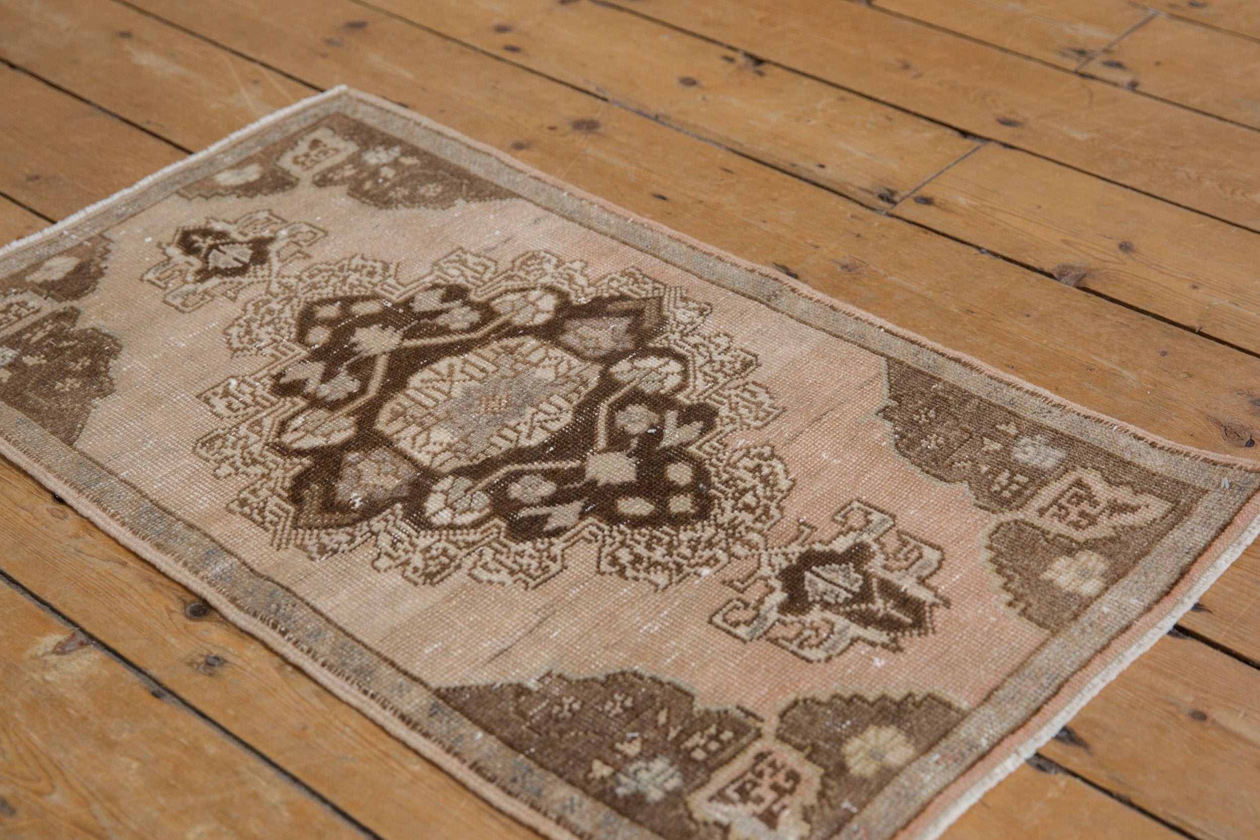 Vintage Distressed Oushak Rug Mat / ONH item 8804 Image 3